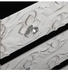 Commode blanche boutons diamants 3 tiroirs à motifs fleurs en relief patine
