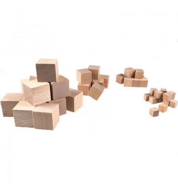 différentes tailles de cubes en bois de hêtre brut