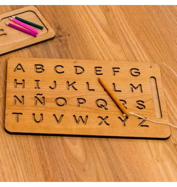 Planche à tracer les lettres de l'alphabet en bois