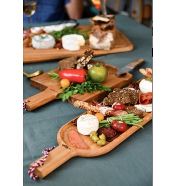 Pelle de service longue pour apéritif en bois de chêne massif naturel marque Le régal