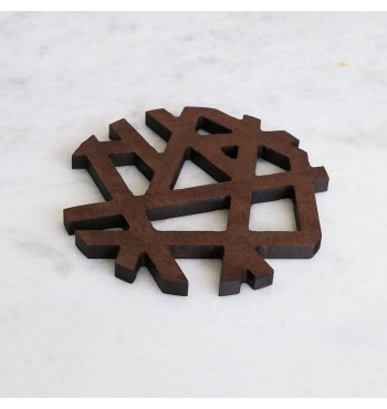 Dessous de plat motifs géométriques en bois marron protège chaleur griffes Joy Kitchen