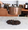 Dessous de plat motifs géométriques en bois marron protège chaleur griffes Joy Kitchen casserole