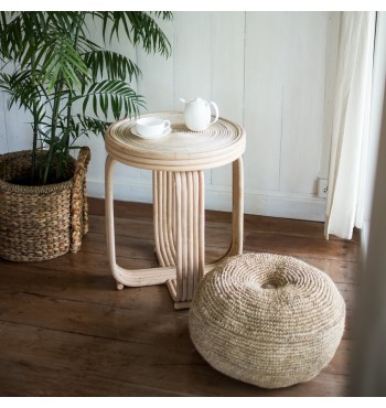 Pouf rond en raphia tressé rempli coton et fibres noix coco bouton marque Soeji scandinave