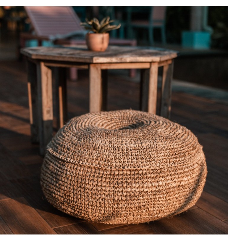 Pouf rond en raphia tressé rempli coton et fibres noix coco bouton marque Soeji