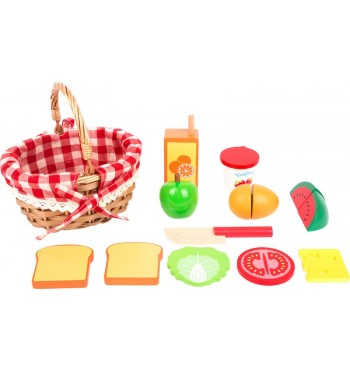 Panier de picnic de jeu bois pique nique tartine sandwich pomme tranches légumes